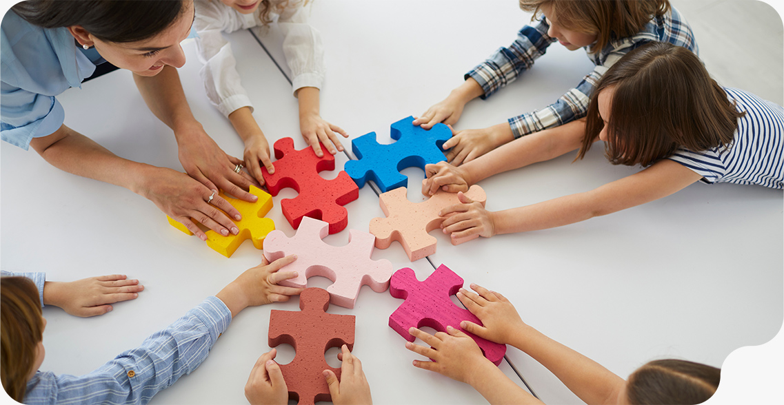 Bambini che formano un puzzle