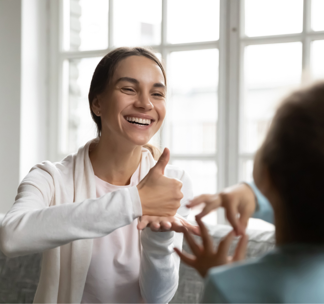 Ragazza che parla con il linguaggio dei segni